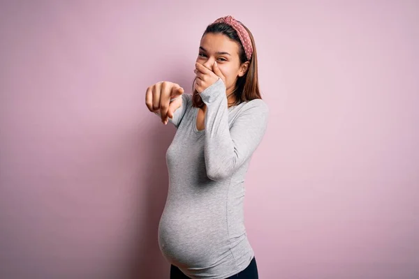 Jong Mooi Tiener Meisje Zwanger Verwacht Baby Geïsoleerde Roze Achtergrond — Stockfoto