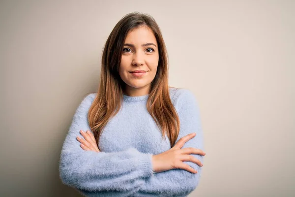 Schöne Junge Frau Lässigem Winterpullover Die Vor Isoliertem Hintergrund Glücklich — Stockfoto