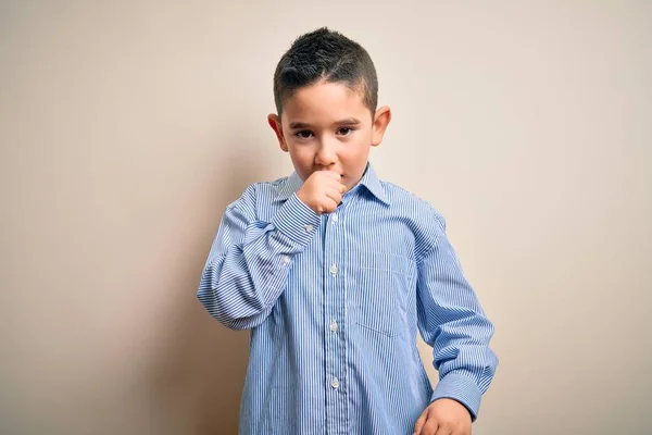 Kleine Junge Elegantem Hemd Das Über Isoliertem Hintergrund Steht Fühlen — Stockfoto