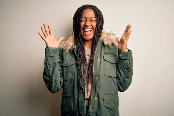 Kışlık Parka Ceket Giyen Genç Afro Amerikalı Kadın Başarı Için — Stok fotoğraf