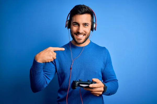 Jovem Jogador Bonito Homem Com Barba Jogando Videogame Usando Joystick — Fotografia de Stock