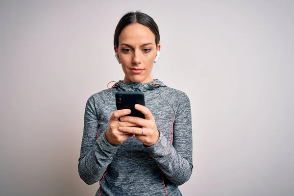 Ung Fitness Kvinna Bär Sport Träningskläder Med Hjälp Smartphone App — Stockfoto