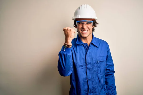 Homem Jovem Construtor Vestindo Uniforme Capacete Segurança Sobre Fundo Branco — Fotografia de Stock