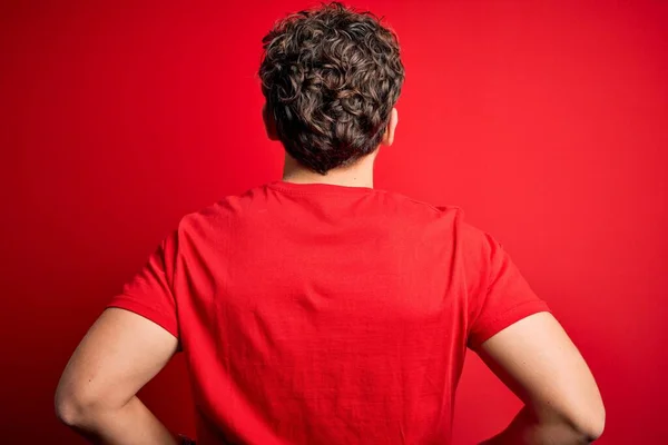 Junger Blonder Gutaussehender Mann Mit Lockigem Haar Trägt Lässiges Shirt — Stockfoto