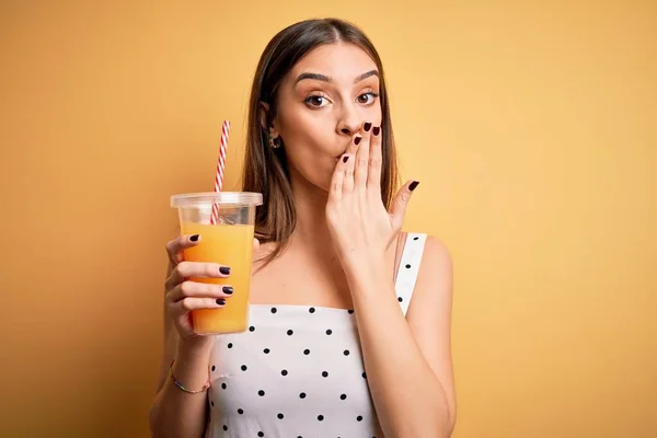 Jovem Bela Morena Bebendo Suco Laranja Saudável Sobre Fundo Amarelo — Fotografia de Stock