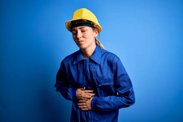 Молодая Красивая Работница Голубыми Глазами Защитном Шлеме Униформе Рукой Животе — стоковое фото