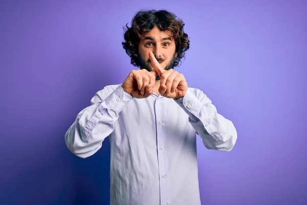 Jonge Knappe Zakenman Met Baard Dragen Shirt Staan Paarse Achtergrond — Stockfoto