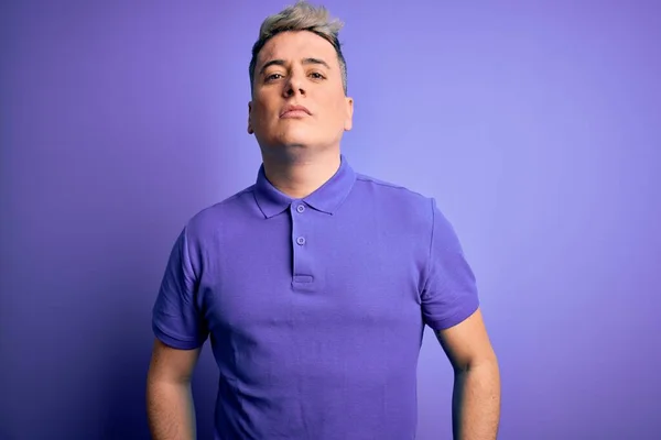 Ung Stilig Modern Man Bär Casual Lila Shirt Över Isolerad — Stockfoto