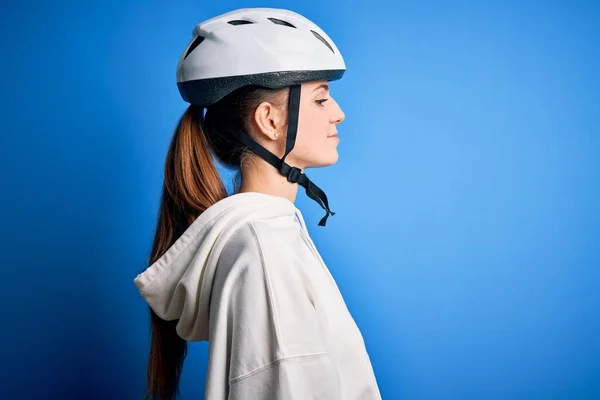 Junge Schöne Rothaarige Radfahrerin Trägt Fahrradhelm Über Isoliertem Blauem Hintergrund — Stockfoto