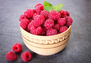 Koyu arka plan üzerinde taze ahududu