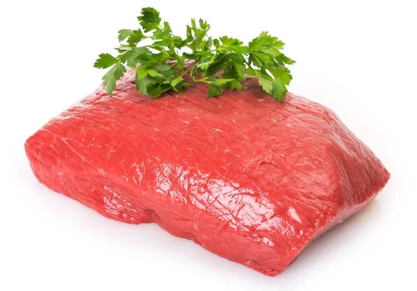 Rohes Rindfleisch auf weißem Hintergrund — Stockfoto