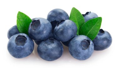 Beyaz arkaplanda taze yaban mersini