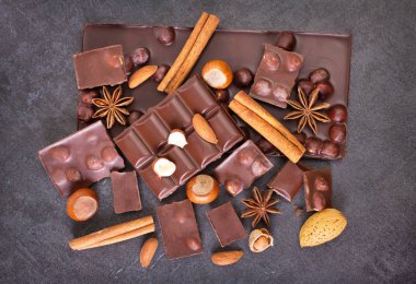 Fındık ile koyu çikolata