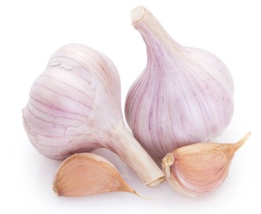 Beyaz arka planda taze sarımsak