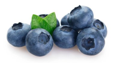 Beyaz arkaplanda taze yaban mersini