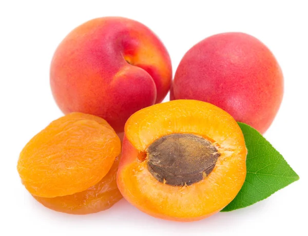 Frische und getrocknete Aprikose auf weißem Hintergrund — Stockfoto