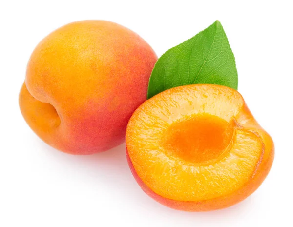 Čerstvé meruňky na bílém pozadí — Stock fotografie