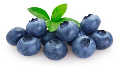 Beyaz arkaplanda taze yaban mersini