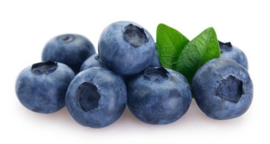 Beyaz arkaplanda taze yaban mersini