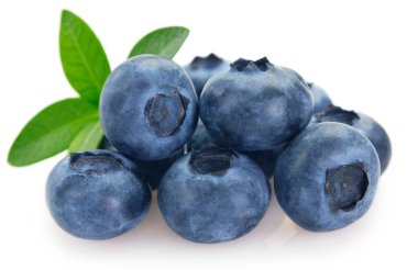 Beyaz arkaplanda taze yaban mersini