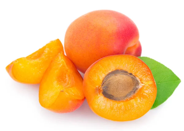 Frische Aprikose auf weißem Hintergrund — Stockfoto