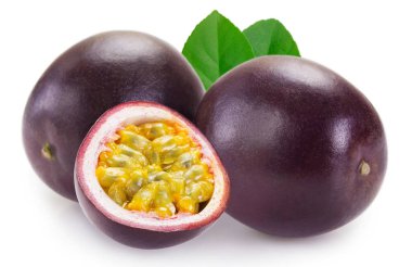 Beyaz arka plan üzerinde taze tutku meyve