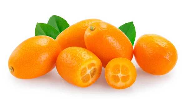 Čerstvý kumquat na bílém pozadí — Stock fotografie