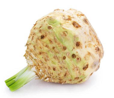 Beyaz arka plan üzerinde taze kereviz kökü