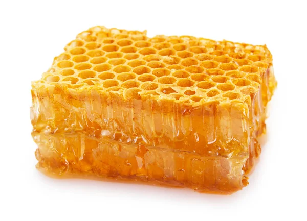 Honingraat met honing op witte achtergrond — Stockfoto