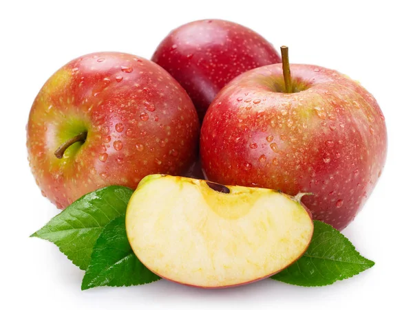 Manzana roja fresca aislada sobre fondo blanco — Foto de Stock