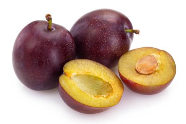 Beyaz arkaplanda taze erik