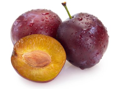 Beyaz arkaplanda taze erik