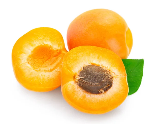 Čerstvé meruňky izolovaných na bílém pozadí — Stock fotografie
