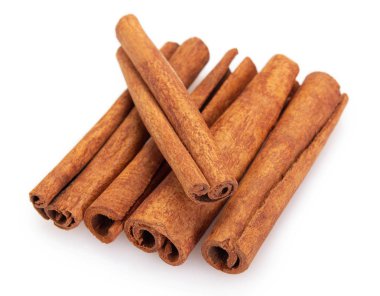 Tarçın çubuğu beyaz arkaplanda izole edildi