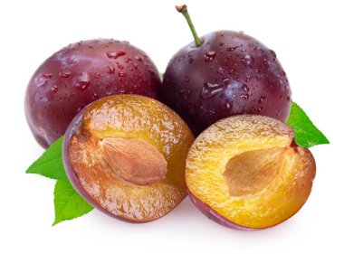 Beyaz arkaplanda izole edilmiş taze erik.