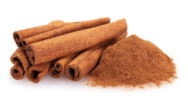 Beyaz arkaplanda izole edilmiş toz içeren tarçın çubuğu