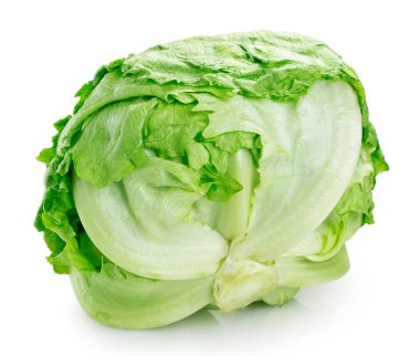 Beyaz arkaplanda izole edilmiş taze buzdağı marulu