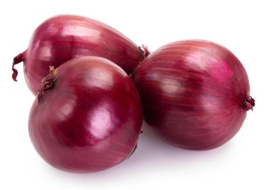 Beyaz arkaplanda izole edilmiş taze kırmızı soğan.
