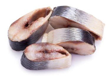 Beyaz arkaplanda tuzlanmış ringa balığı izole edildi.