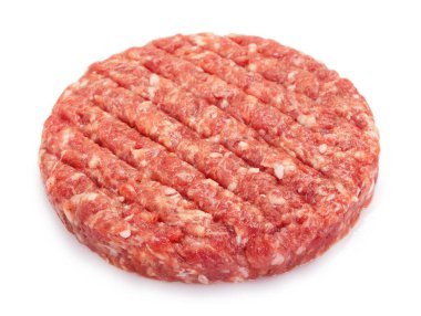 Beyaz arkaplanda izole edilmiş çiğ hamburger pirzolası.
