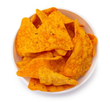 Nacho cipsleri beyaz arka planda izole edilmiş, mısır cipsleri yakın planda