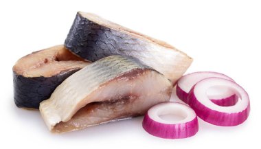 Beyaz arkaplanda tuzlanmış ringa balığı izole edildi.