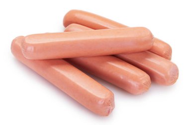 Beyaz arka planda izole edilmiş taze haşlanmış sosisler.