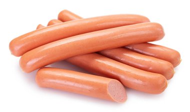 Beyaz arka planda izole edilmiş taze haşlanmış sosisler.