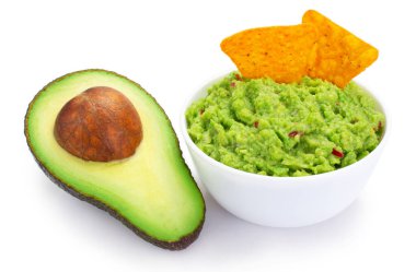 Avokadolu bir kase guacamole beyaz arka planda izole edilmiş.