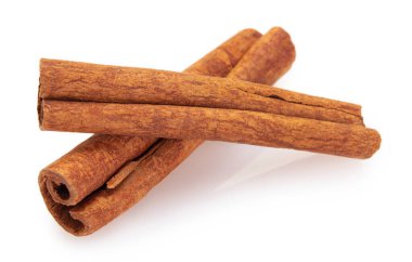 Tarçın çubuğu beyaz arkaplanda izole edildi