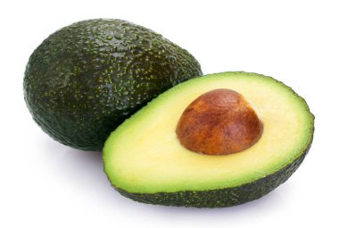 Beyaz arkaplanda izole edilmiş taze avokado. Yakın plan.