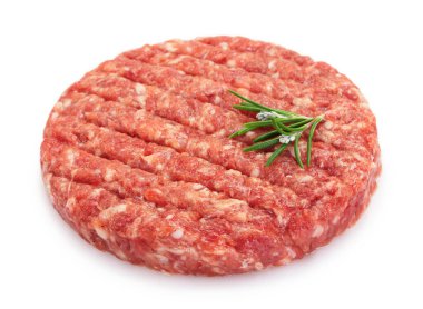 Beyaz arkaplanda izole edilmiş çiğ hamburger pirzolası.