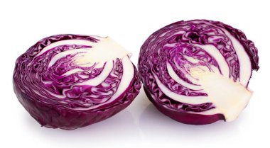 Beyaz arka planda izole edilmiş taze kırmızı lahana