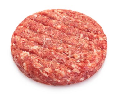 Beyaz arkaplanda izole edilmiş çiğ hamburger pirzolası.